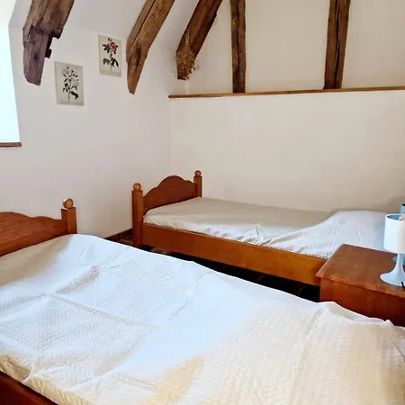 Le Puy D'aubrac Nyaraló Campouriez